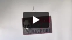 Kyltti poison keep out valolla 50x30