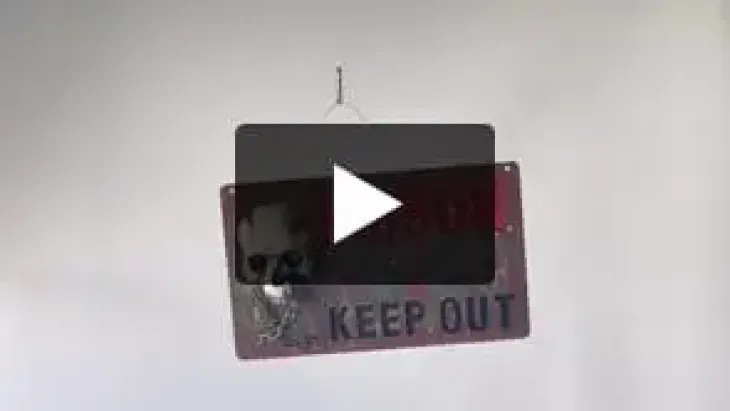 Kyltti poison keep out valolla 50x30