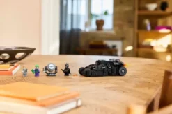 LEGO76303 batman™ tumbler vastaan two-fa