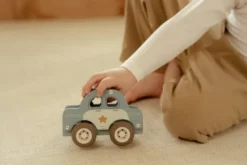 Little dutch poliisiauto hahmolla
