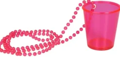 Pinkki shottilasi kaulanauhassa