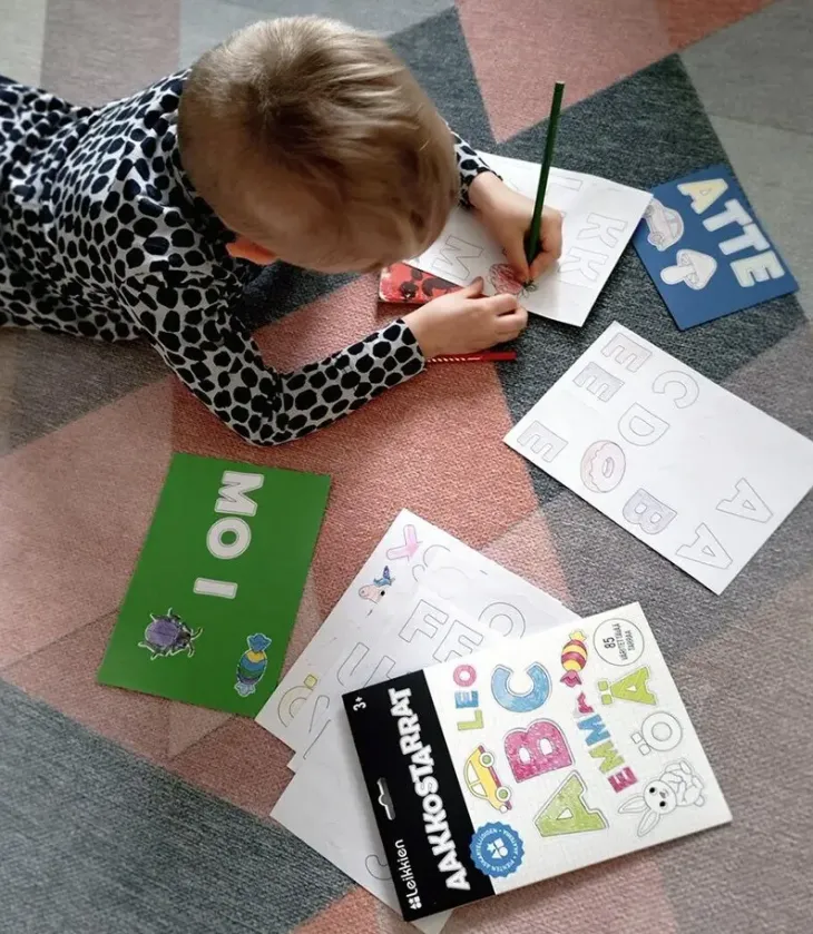 Väritettävät aakkostarrat